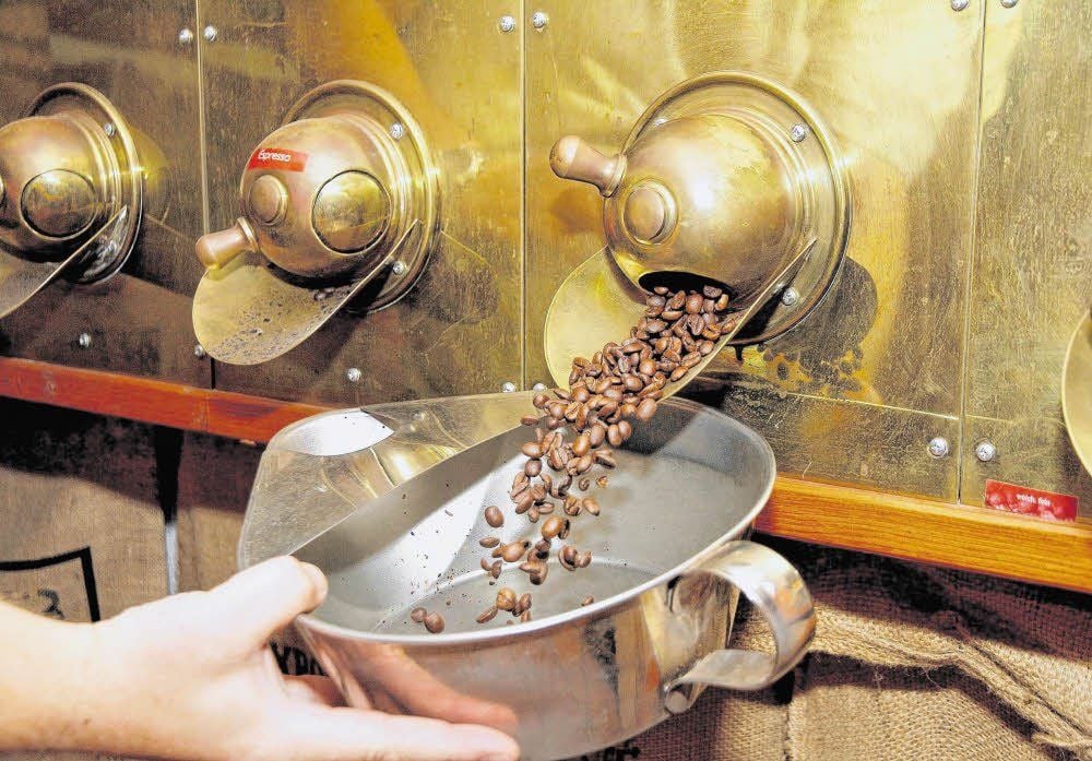 In riesigen Schütten hält der Merseburger Kaffee-Händler Joachim Lelewel Sorten aus aller Welt bereit.