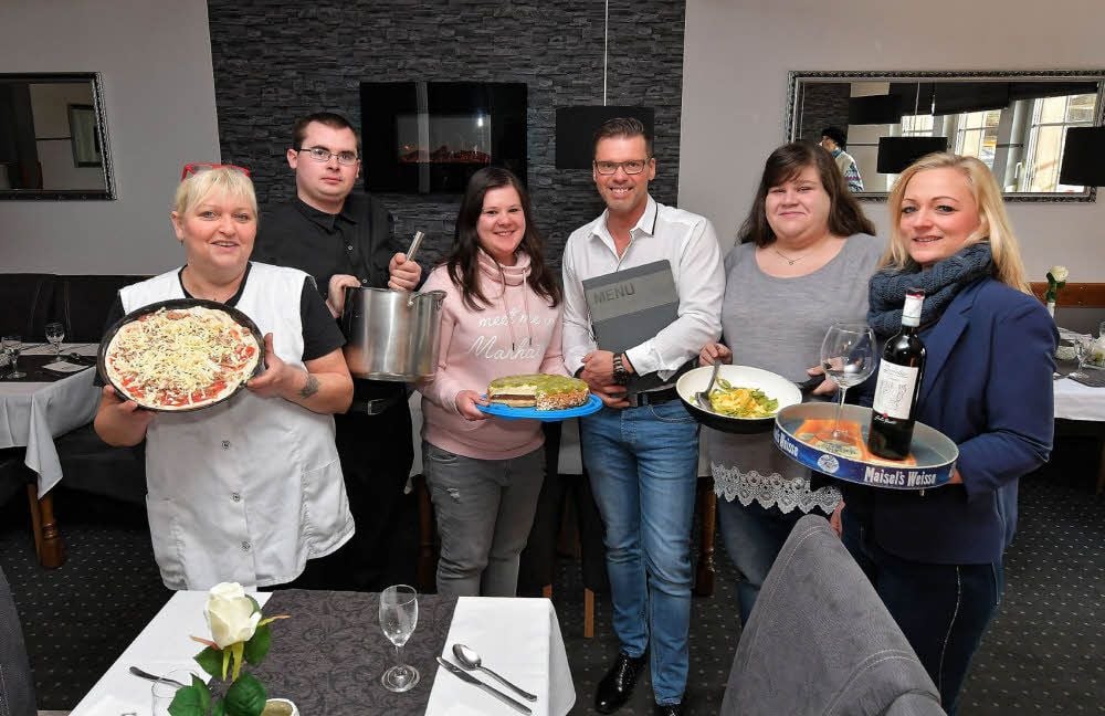 Das Team vom „Restaurant unterm Eichenkranz“ um Chef Tobias Göbel (3. v. r.).