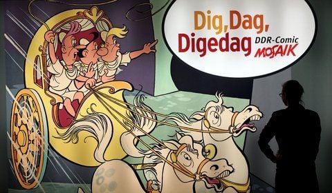 Eine Frau steht in der Ausstellung «Dig, Dag, Digedag - DDR-Comic Mosaik» im Zeitgeschichtlichen Forum Leipzig. (ARCHIVFOTO: DPA)