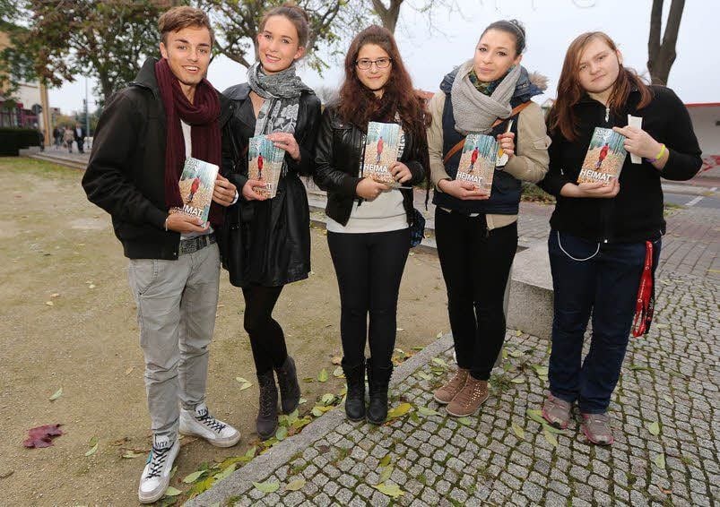 Die Bitterfeld-Wolfener Schüler werben für die Aufführung „Heimat“.