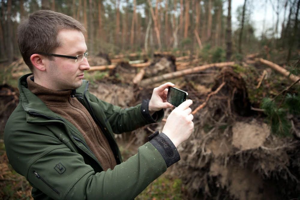 Um sich einen ersten Überblick über die Auswirkungen des Orkans „Friederike“ zu verschaffen, dokumentiert der Züllsdorfer Revierförster Sören Krämer die Schäden in der Annaburger Heide.