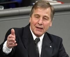 In einem energischen Appell hat WirtschaftsministerWolfgang Clement (SPD) von der rot-grünen Koalition die Zustimmungzur Reform des Kündigungsschutzes verlangt. (Foto: dpa)