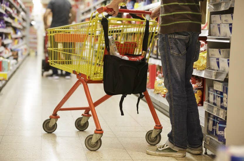 In die eigene Tasche dürfen vor dem Bezahlen keine Produkte gesteckt werden.