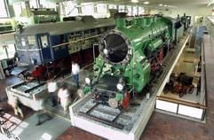 Blick in die Eisenbahnabteilung des Deutschen Museums in München. Es gilt als Mekka für Naturwissenschaft und Technik: Das Deutsche Museum feiert in diesem Jahr seinen 100. Geburtstag, und im Verlauf seiner langen Geschichte hat das weltweit größte Museum seiner Art bei großen wie kleinen Besuchern die Liebe zu Wissenschaft und Technik entfacht. In den kommenden Jahren bis 2005 soll die Ausstellung mit der Einrichtung des neuen Verkehrszentrums in den früheren Münchner Messehallen weiter ausgebaut werden. (Foto: dpa)
