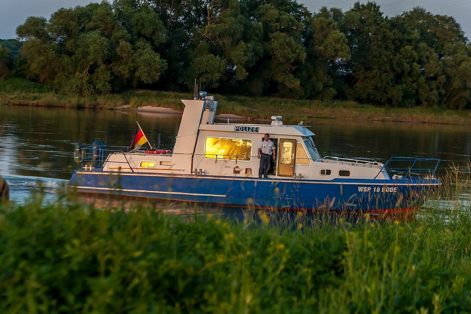 Die Wasserschutzpolizei sucht nach einem vermissten Mann in der Elbe bei Vockerode.