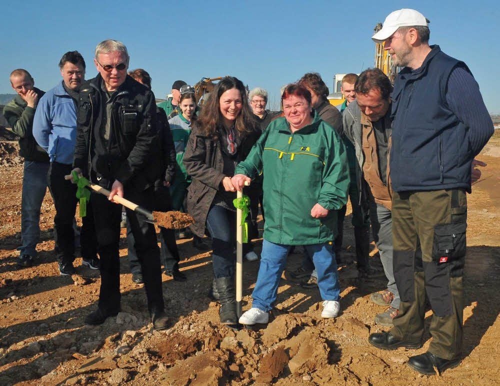 Harald Gebhardt, Chef der Agrargenossenschaft Uftrungen, Simone Kneißl, stellvertretende Leiterin der Milchviehanlage, und Vorarbeiterin Karola Simon beim symbolischen Spatenstich für die neue Stall- und Melkanlage in Uftrungen.