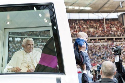 Der Glaskuppel-Mercedes ermöglicht Papst Benedikt XVI die Nähe zu den Gläubigen.(FOTO: DPA)