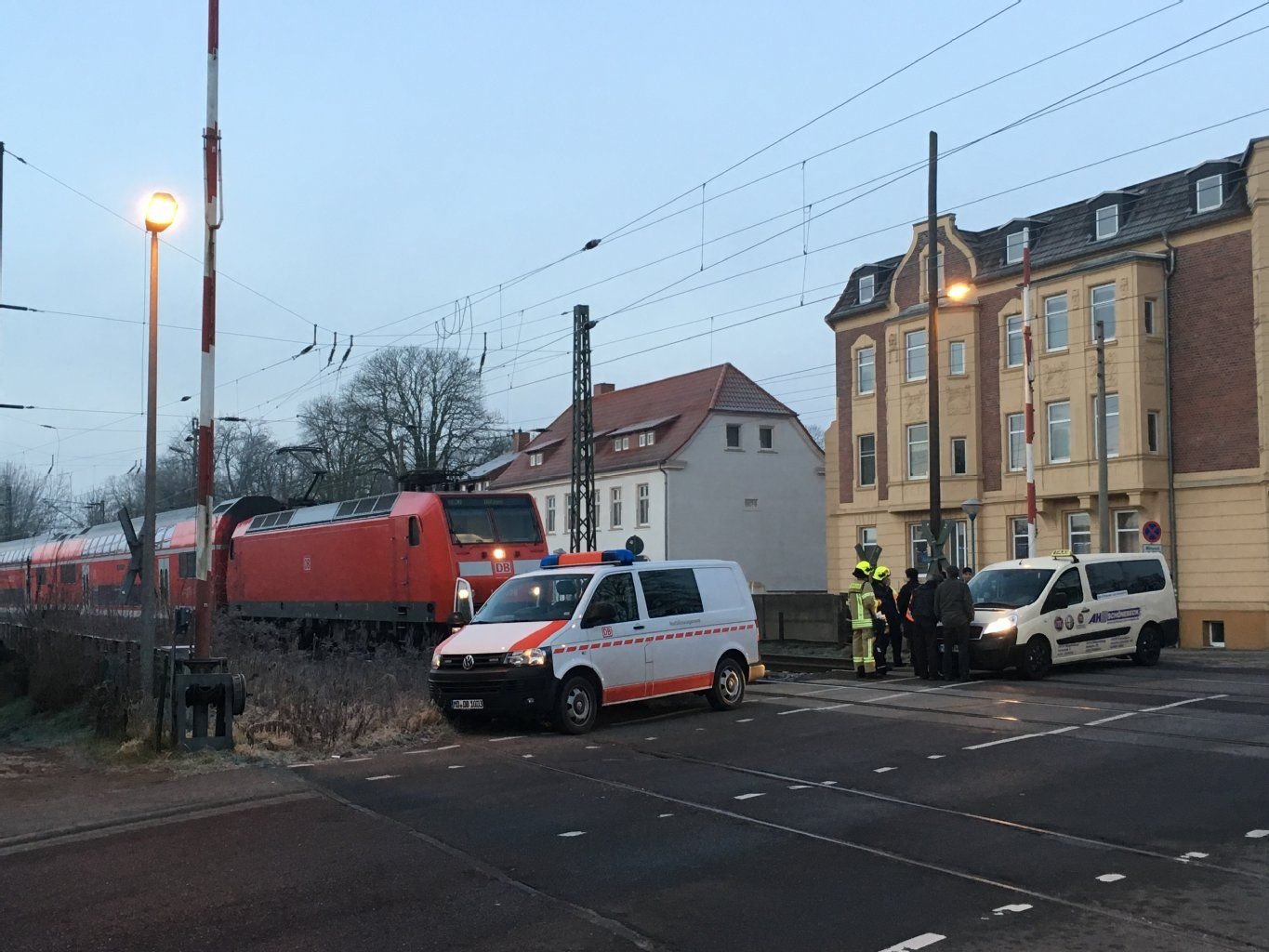 In Wolmirstedt ist eine Frau von einem Zug erfasst worden.