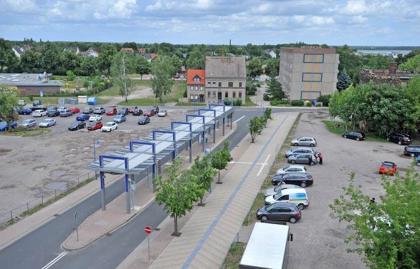 Eine Wunde mitten in Bitterfeld. Die Brache verbindet den Markt mit der Goitzsche. Eckbert Fläming will für den Gesamtbereich ein Konzept.