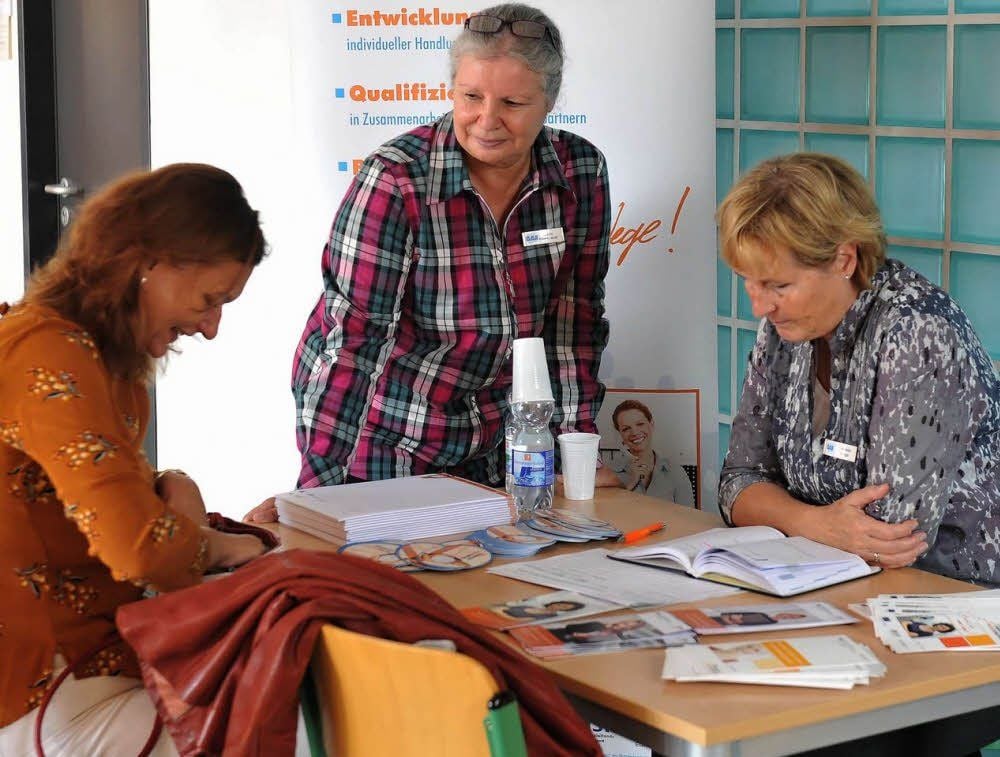 Gabriele Krings (r.) und Karin Hildebrandt (M.) von der DAA nahmen sich viel Zeit für die Ratsuchenden.