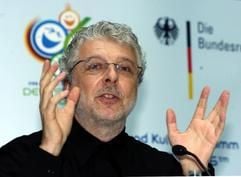 Mit ausgebreiteten Händen spricht der Künstler Andre Heller am Dienstag (27.04.2004) in Berlin. Zusammen mit Bundesinneminister Otto Schily und Franz Beckenbauer stellte er Projekte im Rahmen des Kunst- und Kulturprogramms zur FIFA WM 2006 in Deutschland vor. (Foto: dpa)