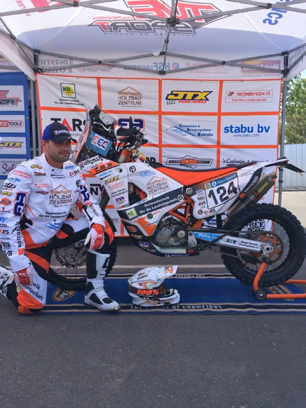 David Wijnhoven posiert im Rennoutfit neben seinem Motorrad für die Medien bei der Rallye Dakar.