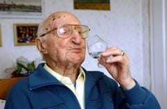 Robert Meier (Foto vom 16.03.2005), mit 108 Jahren Deutschlands ältester Mann, trinkt in seiner Wohnung ein Schnäpschen aus der ortsansässigen Brennerei. (Foto: dpa)