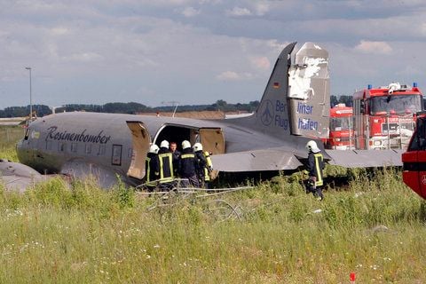 Nach einer Notlandung liegt ein Flugzeug-Oldtimer der sogenannte Rosinenbomber, am Samstag (19.06.2010) auf einem Feld bei Schönefeld. (FOTO: DPA)