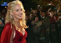 Hollywoodstar Sharon Stone (48) hat sich am Mittwochabend bei der Deutschlandpremiere von «Basic Instinct 2» in Berlin feiern lassen. (Foto: dpa)