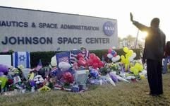 Ein Mann gedenkt vorm Johnson Space Center in Houston (Texas) der toten Astronauten der «Columbia» (Foto: dpa)