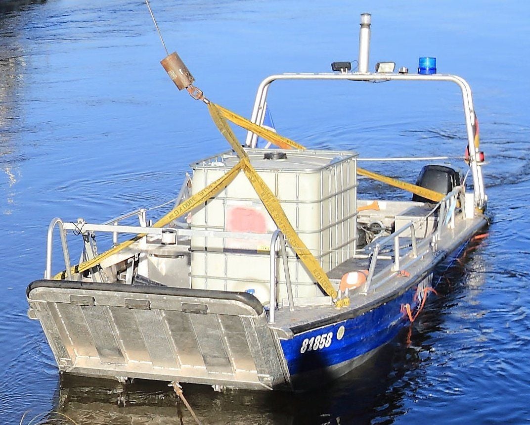 In Magdeburg wurde am Montag das gekenterte THW-Boot geborgen. Nach dem Bootsunglück vom Samstag mit zwei Toten geht die Polizei von langwierigen Ermittlungen aus.