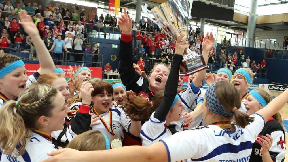 Wieder deutscher Meister: UHC-Kapitän Sara Patzelt reckt umringt von ihrem Team, den Weißenfelser Cats, den Pokal in die Höhe.