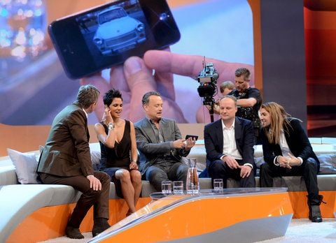 Moderator Markus Lanz unterhält sich mit Halle Berry und Tom Hanks, Moderator Oliver Welke und Violinist David Garret. (FOTO: SASCHA BAUMANN/ZDF/DPA)