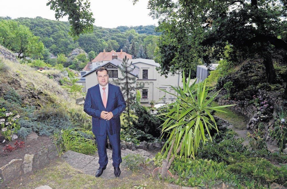 Marmelade kocht er gern, noch lieber eröffnet er Gemeinschaftsschulen: Kultusminister Stephan Dorgerloh (SPD) im Garten des Kunstvereins Talstraße.