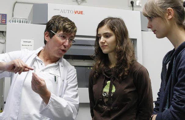 Sylvia Kreutz lädt zur Übungsrunde in der Physiotherapie ein. Ärztin Birgit Saul erklärt die Blutgruppenbestimmung.
