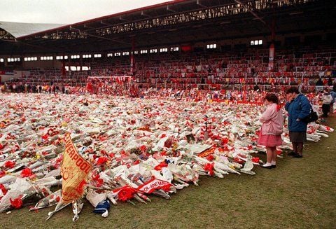 Tausende Blumen und Kränze liegen im Liverpooler Anfield-Stadion auf dem Spielfeld. 96 Fans der Reds waren am 15. April 1989 ums Leben gekommen. (ARCHIVFOTO: DAPD)