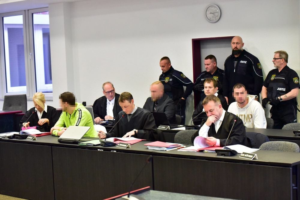 Die Angeklagten im Hammer-Prozess im Dessauer Landgericht.
