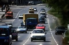 Wenn es eng wird auf der Mittelspur: Beim Ein- und Ausscheren dürfen Autofahrer den nachfolgenden Verkehr nicht behindern. (Foto: dpa)