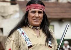 Gojko Mitic, Ex-Winnetou der Freilichtbühne in Bad Segeberg, spielt nun am Schweriner Theater im Stück "Einer flog über das Kuckucksnest". (Foto: dpa)