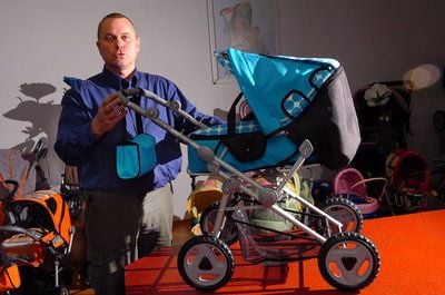Ein Mitarbeiter von Zekiwa stellt ein Puppenwagen-Modell vor. (Archivfoto: Hartmut Krimmer)