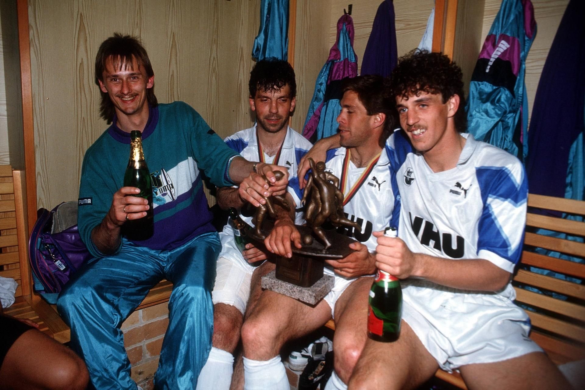 Torwart Jens Kunath, Juri Schlünz, Paul Caligiuri, Florian Weichert (v.l.n.r.) feiert den Landespokalsieg 1991 in der Kabine.