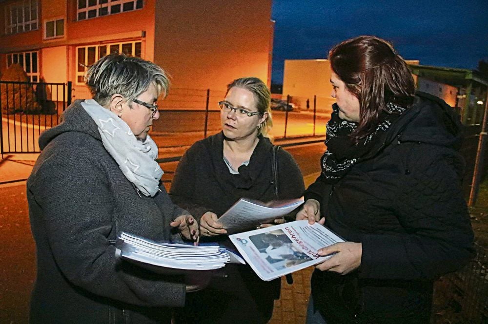 Elternvertreter teilten Montagabend vor der Sekundarschule Roßla Unterschriftenlisten für das Volksbegehren aus.