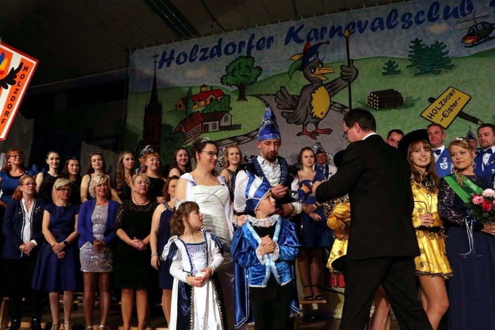 Die Schlüsselübergabe ist vollzogen. Jessens Bürgermeister Michael Jahn hat das metallene Schließeisen an das Prinzenpaar des Holzdorfer Karnevals Clubs, Sarah I. und Paul Christian I., übergeben.