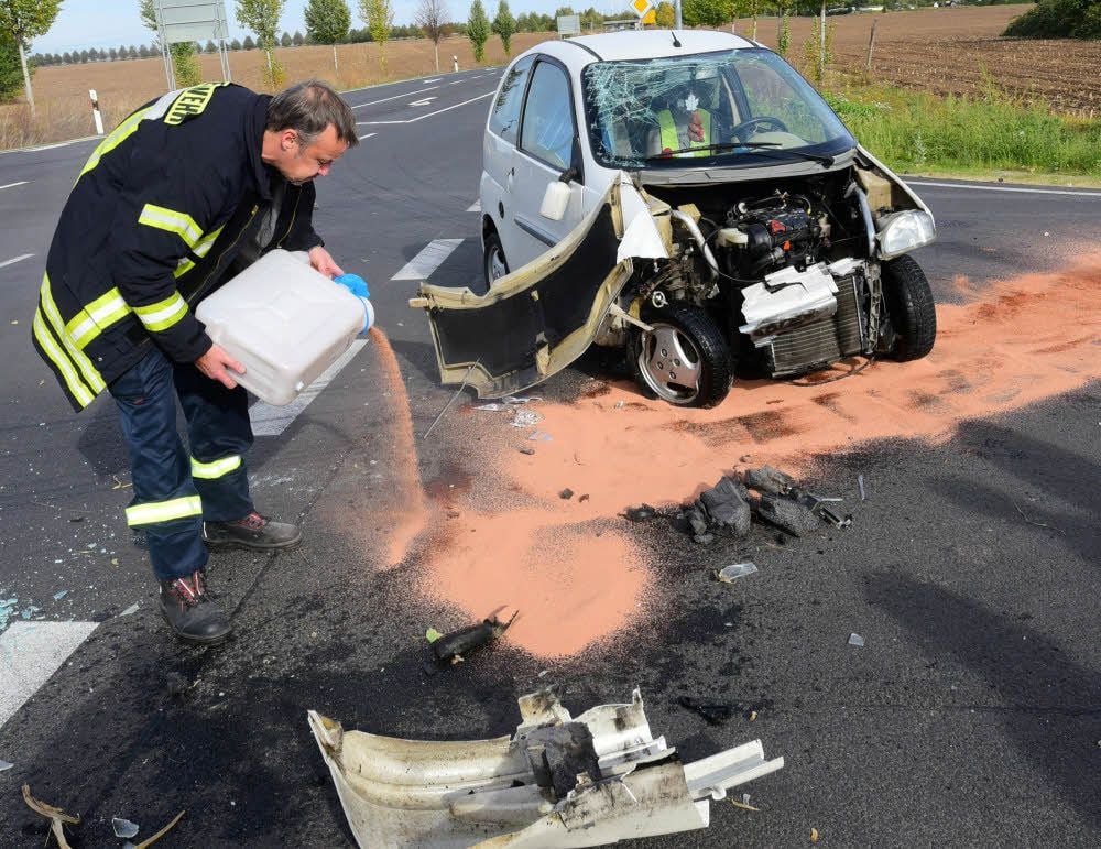 Wenn wie hier auf der Bundesstraße 176 am Abzweig Tagewerben Chemikalien beseitigt werden müssen, übernimmt das oft die Feuerwehr.