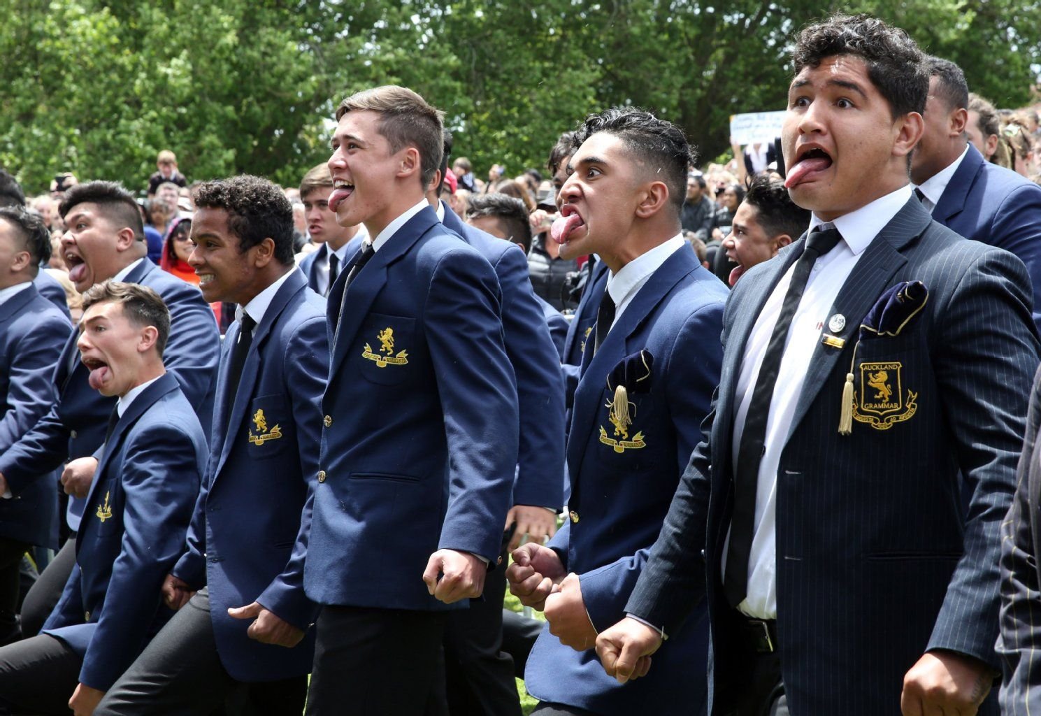 Studenten in Neuseeland beim Haka-Tanz