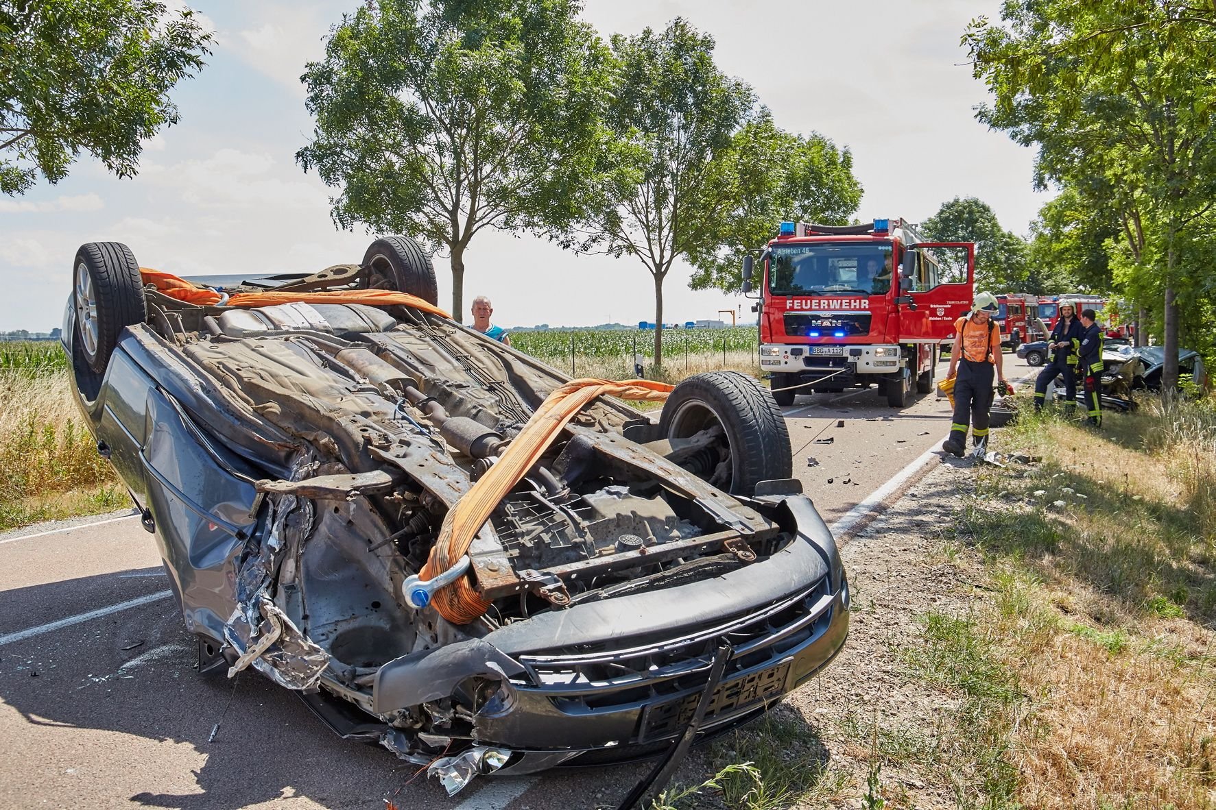 Dieses Auto war in Richtung Bernburg unterwegs, geriet in der Kurve nahe der Baumschule nach links in den Gegenverkehr und überschlug sich.