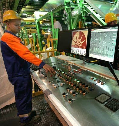 Ein Novelis-Mitarbeiter steuert die Aluminiumblech-Anlage