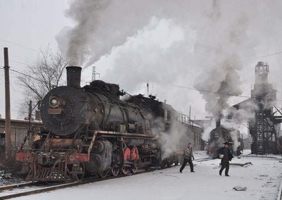 Bergbau mit Museumslok: In der Kohlegrube von Fuxin in Nordostchina werden noch zwölf Dampflokomotiven eingesetzt. (FOTO: DPA)