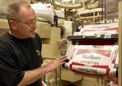 Produktion bei Philip Morris in Berlin - der Tabakkonzern will 2009 sein Werk in München schließen. (Foto: dpa)