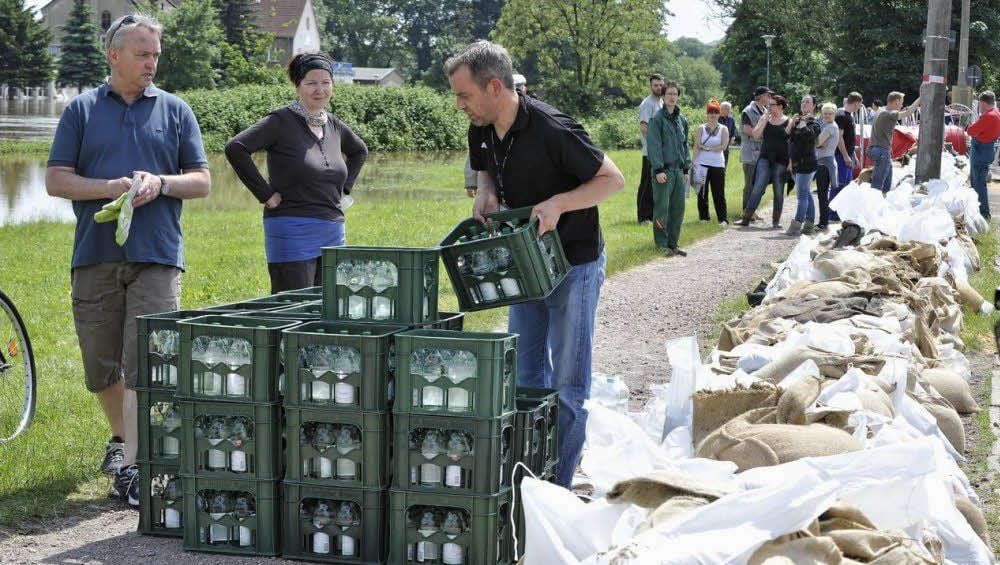 Wasser für die Kämpfer gegen Wasser. Eiko Adamek vom Städtischen Klinikum war unterwegs.