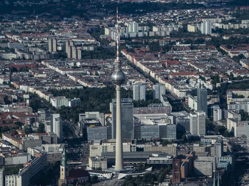 Der Fernsehturm überragt die Gebäude rund um den Berliner Alexanderplatz. Foto: Paul Zinken