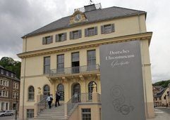 Touristen gehen im sächsischen Glashütte auf der Treppe des neuen Uhrenmuseums (Foto vom 16.05.2008). Das Haus wird am 22. Mai festlich eröffnet. Auf rund 1.000 Quadratmetern werden auf zwei Etagen mehr als 400 Exponate aus der Glashütter Geschichte gezeigt. (Foto: dpa)