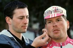 Telekom-Mannschaftsarzt Lothar Heinrich (l) entnimmt beim damaligen Kapitän vom Team Telekom, Jan Ullrich, eine Blutprobe, um dann einen Laktattest machen zu können (Archivfoto vom am 19.01.2000). (Foto: dpa)