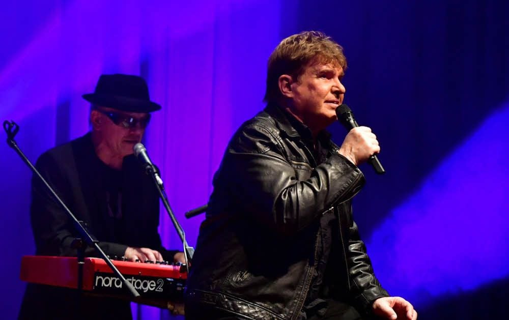 In seiner schwarzen Lederjacke, einem Markenzeichen, singt Frank Schöbel alte und neue Lieder.