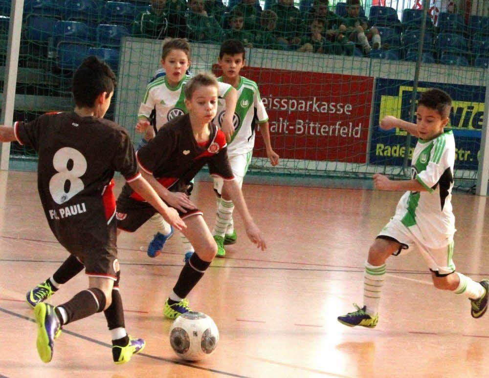 Der FC St. Pauli (Braun) - hier im Duell mit dem VfL Wolfsburg - belegte am Ende den zweiten Platz.