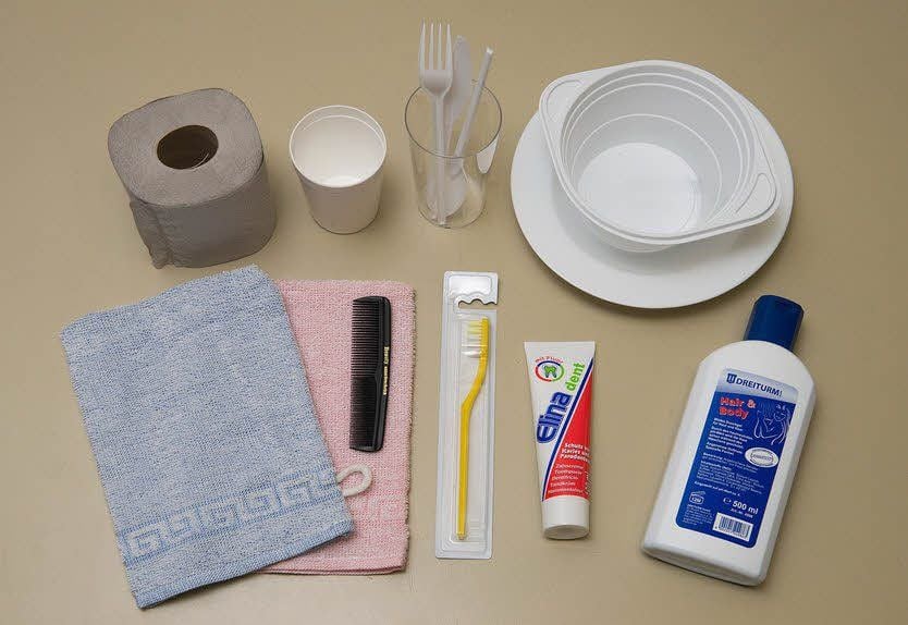 Eine Erstausstattung mit Hygieneartikeln und Geschirr, wie sie in Halberstadt an Ankömmlinge ausgeteilt wird.
