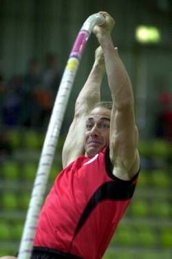 Der deutsche Stabhochspringer Tim Lobinger überspringt am Sonntag (10.03.2002) im Glaspalast in Sindelfingen beim Leichtathletik Indoor Meeting die Höhe von 5,70 Metern. dpa/lsw