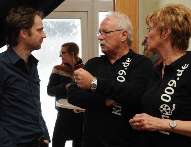 Mario Schneider im Gespräch mit Ralf und Martina Matuschek (von links).
