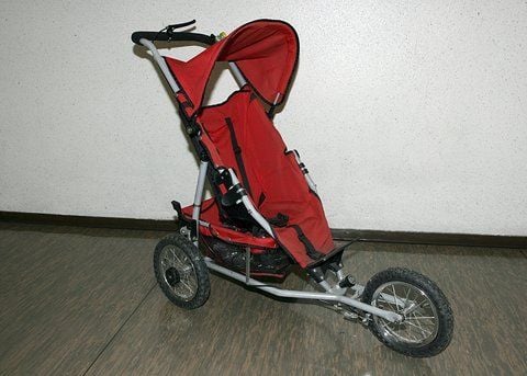 Roter Kinderwagen wurde in den Nachtstunden des 03.08.2010 verlassen im Stadtpark-Steglitz in Berlin gefunden wurde. Die Polizei bittet um Mithilfe bei der Suche nach dem Besitzer, um Hinweise auf eine mögliche Straftat zu erlangen. (FOTO: DPA)
