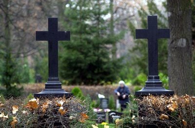 Blick auf einen Friedhof.